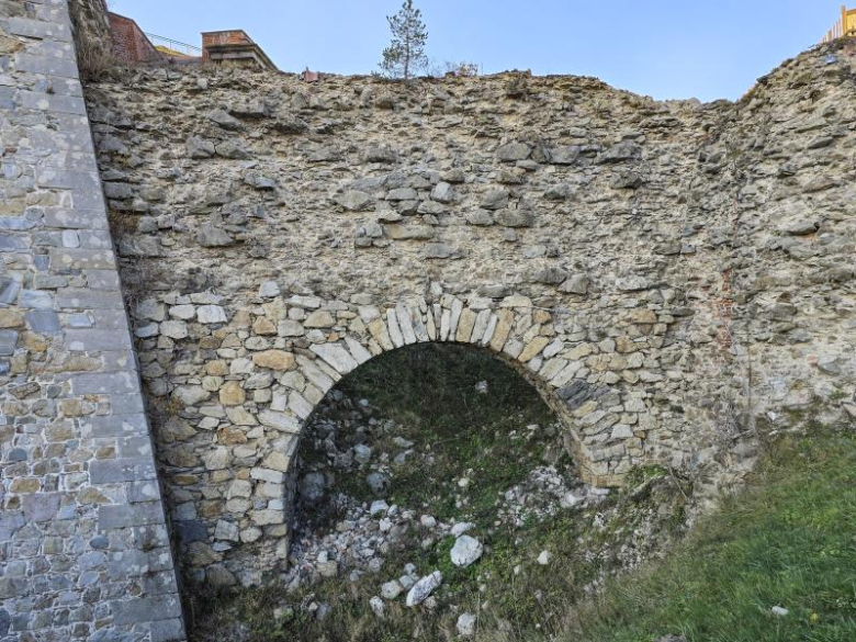 Środki zostaną przeznaczone na ratowanie murów w obrębie grodzy Donżonu