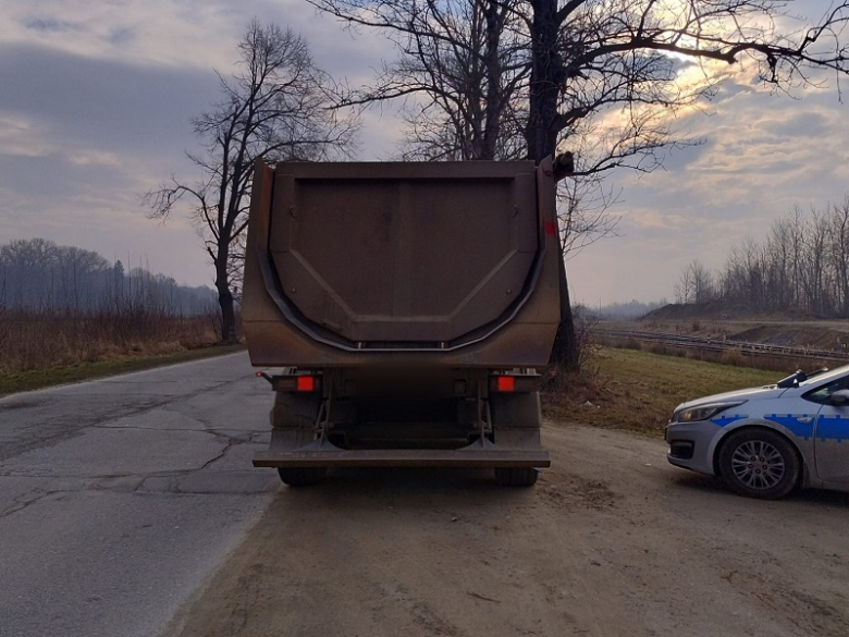 Sprawdzali stan techniczny pojazdów. Ujawniono 45 wykroczeń i zatrzymano 16 dowodów rejestracyjnych