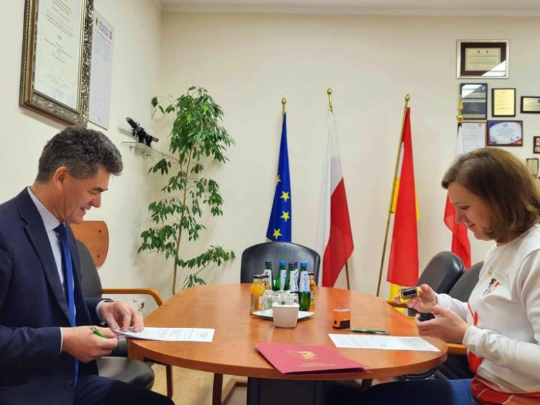Starosta podpisał umowy z organizacjami pozarządowymi