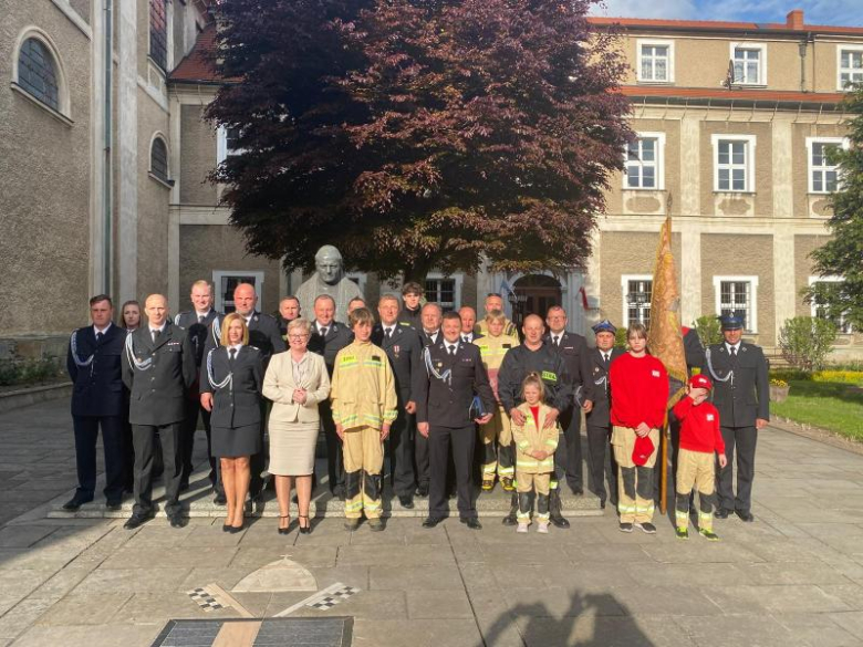 Dzień Strażaka w gminie Bardo. Msze święte, poświęcenie pojazdów oraz wspólny grill