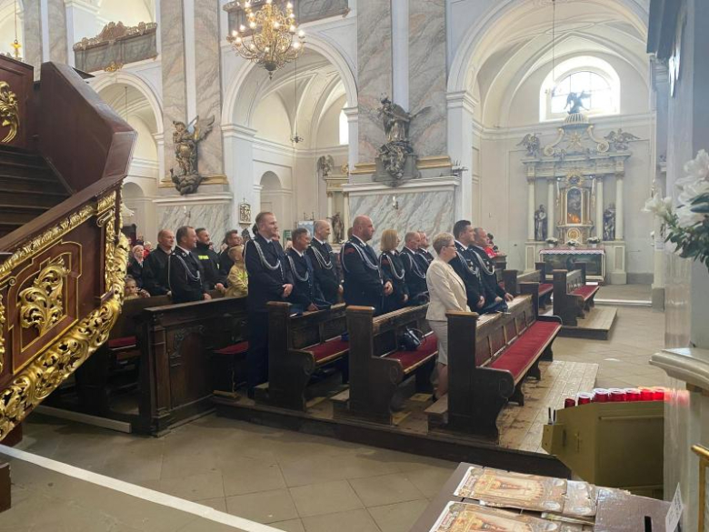 Dzień Strażaka w gminie Bardo. Msze święte, poświęcenie pojazdów oraz wspólny grill