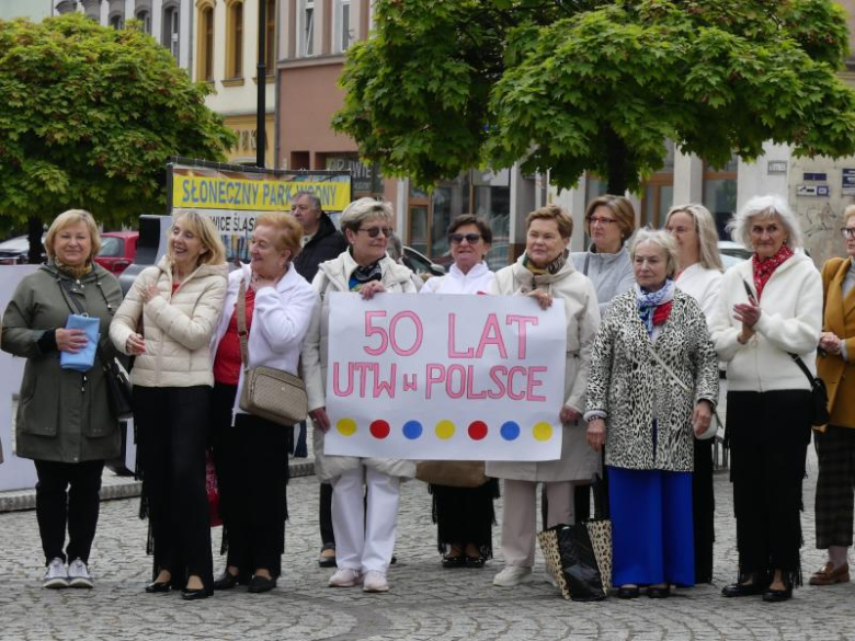 Tam, gdzie dojrzałość spotyka radość – jubileusz Uniwersytetów Trzeciego Wieku