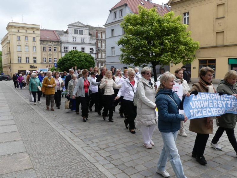 Tam, gdzie dojrzałość spotyka radość – jubileusz Uniwersytetów Trzeciego Wieku