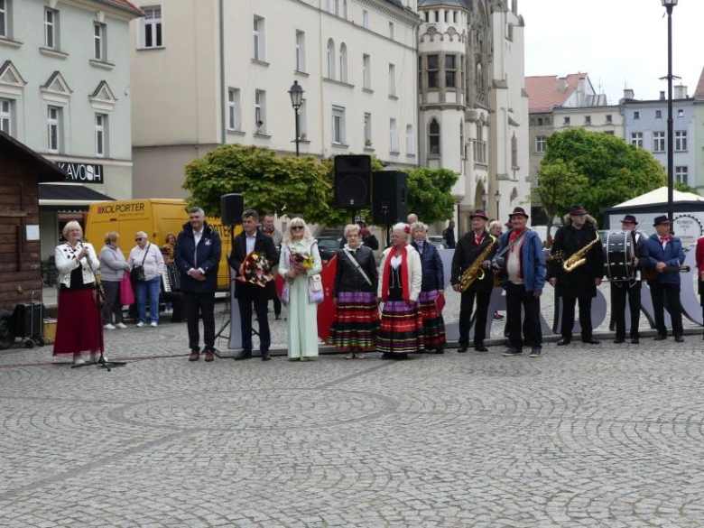 Tam, gdzie dojrzałość spotyka radość – jubileusz Uniwersytetów Trzeciego Wieku