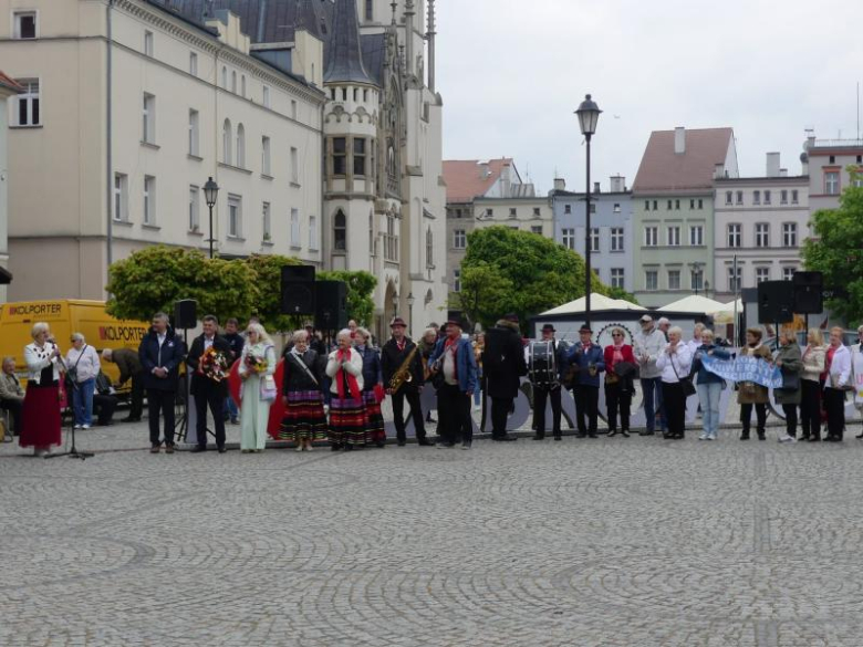 Tam, gdzie dojrzałość spotyka radość – jubileusz Uniwersytetów Trzeciego Wieku