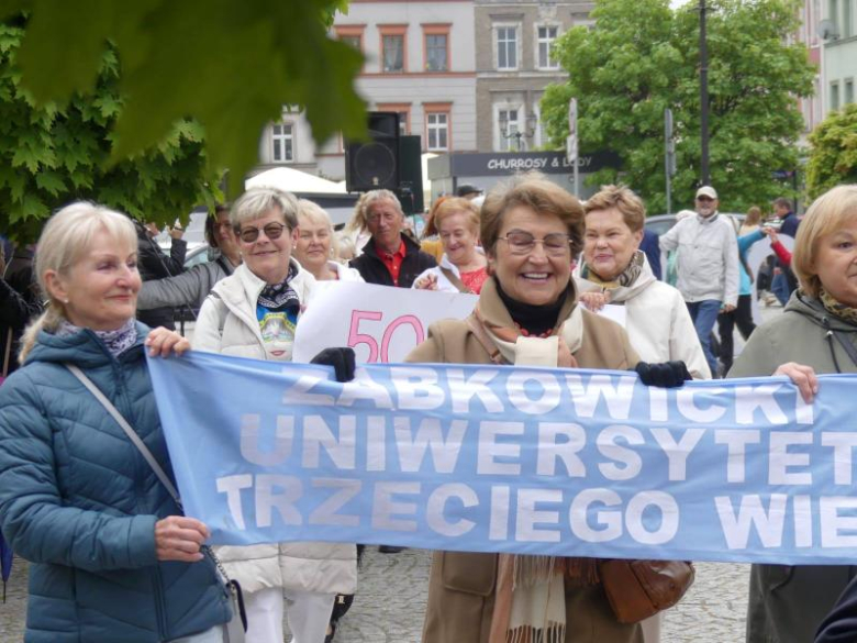 Tam, gdzie dojrzałość spotyka radość – jubileusz Uniwersytetów Trzeciego Wieku