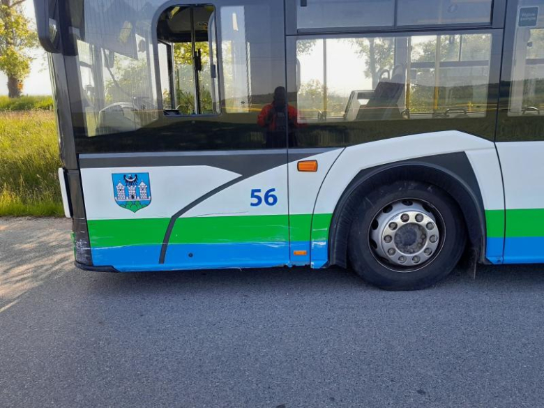 Kolizja autobusu i pojazdu osobowego na krajowej ósemce