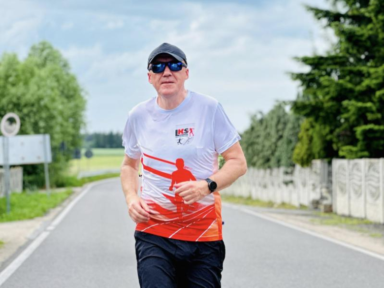Zakład przegrany, słowo dotrzymane – burmistrz Ziębic pobiegł do Złotego Stoku