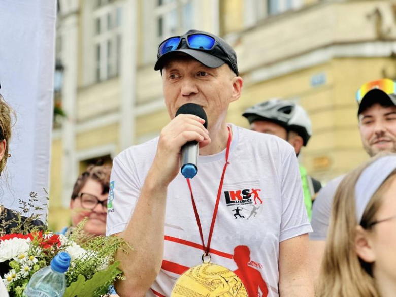 Zakład przegrany, słowo dotrzymane – burmistrz Ziębic pobiegł do Złotego Stoku