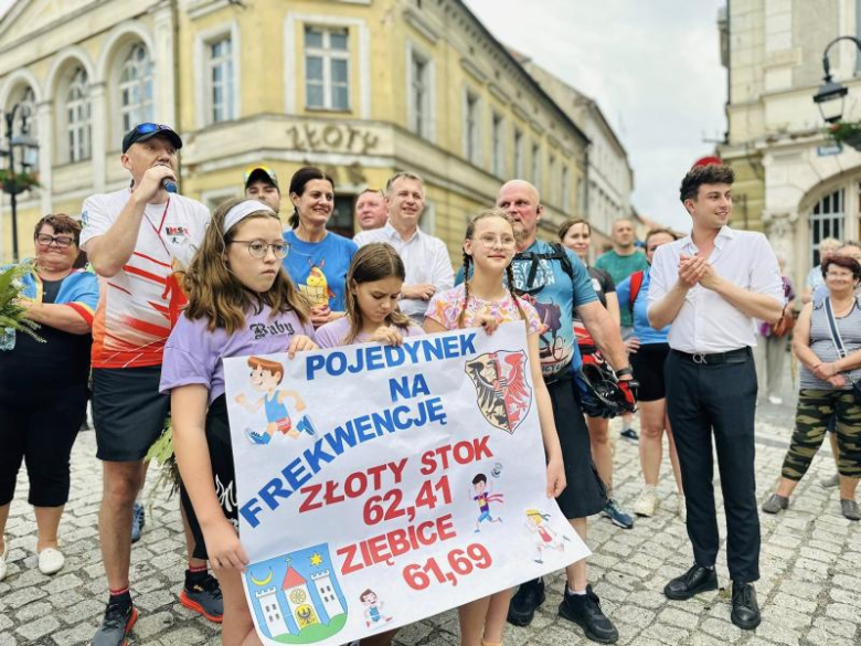 Zakład przegrany, słowo dotrzymane – burmistrz Ziębic pobiegł do Złotego Stoku