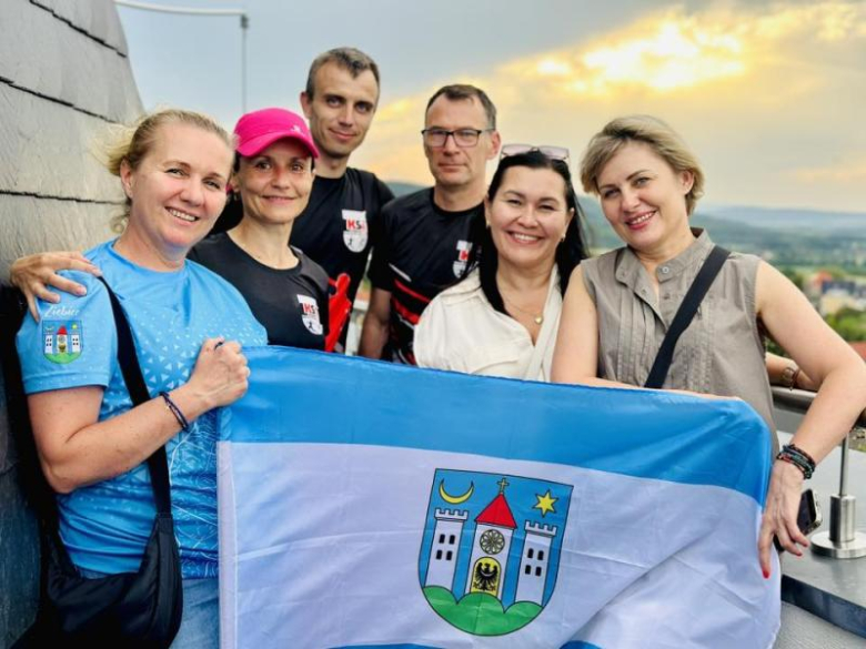 Zakład przegrany, słowo dotrzymane – burmistrz Ziębic pobiegł do Złotego Stoku