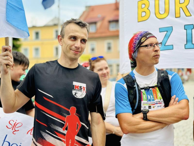 Zakład przegrany, słowo dotrzymane – burmistrz Ziębic pobiegł do Złotego Stoku