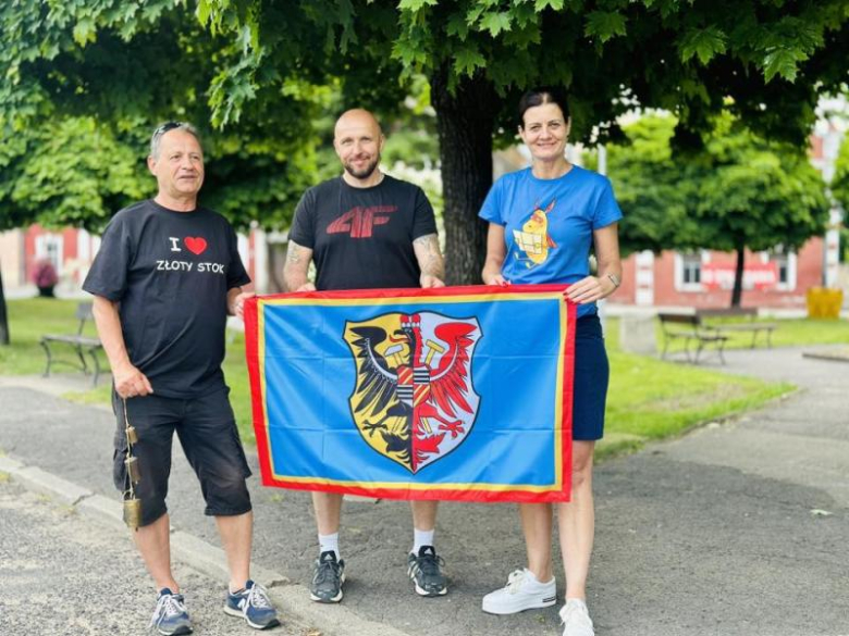Zakład przegrany, słowo dotrzymane – burmistrz Ziębic pobiegł do Złotego Stoku