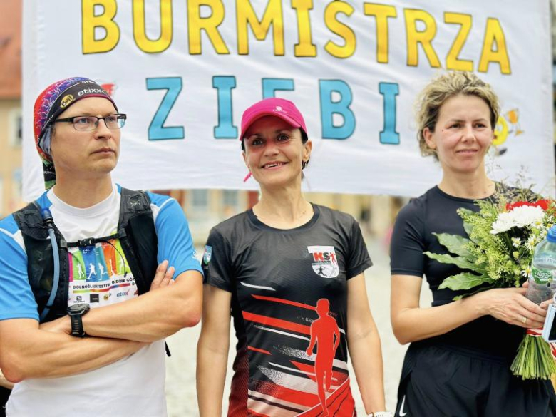 Zakład przegrany, słowo dotrzymane – burmistrz Ziębic pobiegł do Złotego Stoku