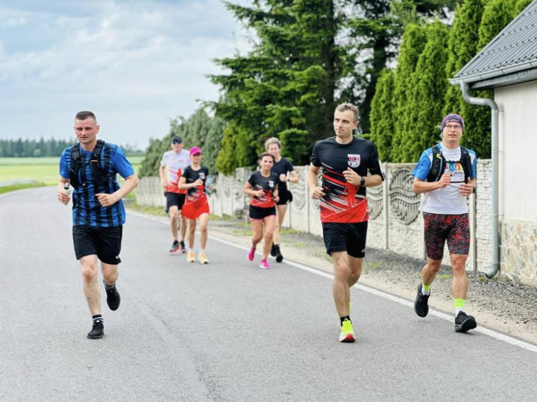 Zakład przegrany, słowo dotrzymane – burmistrz Ziębic pobiegł do Złotego Stoku
