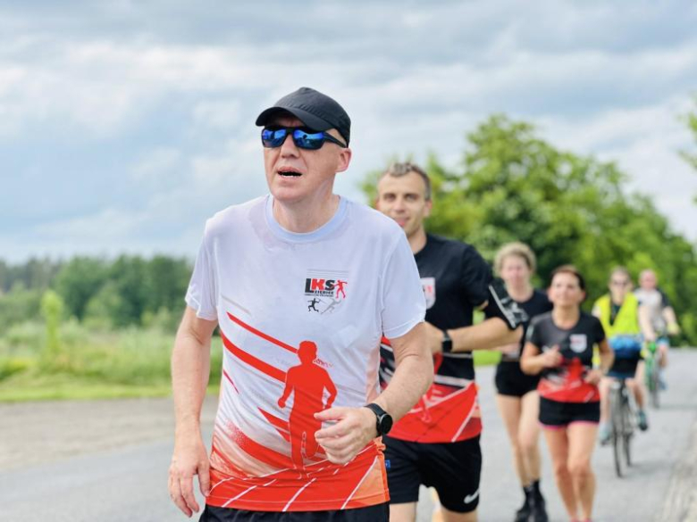 Zakład przegrany, słowo dotrzymane – burmistrz Ziębic pobiegł do Złotego Stoku
