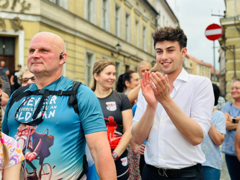 Zakład przegrany, słowo dotrzymane – burmistrz Ziębic pobiegł do Złotego Stoku