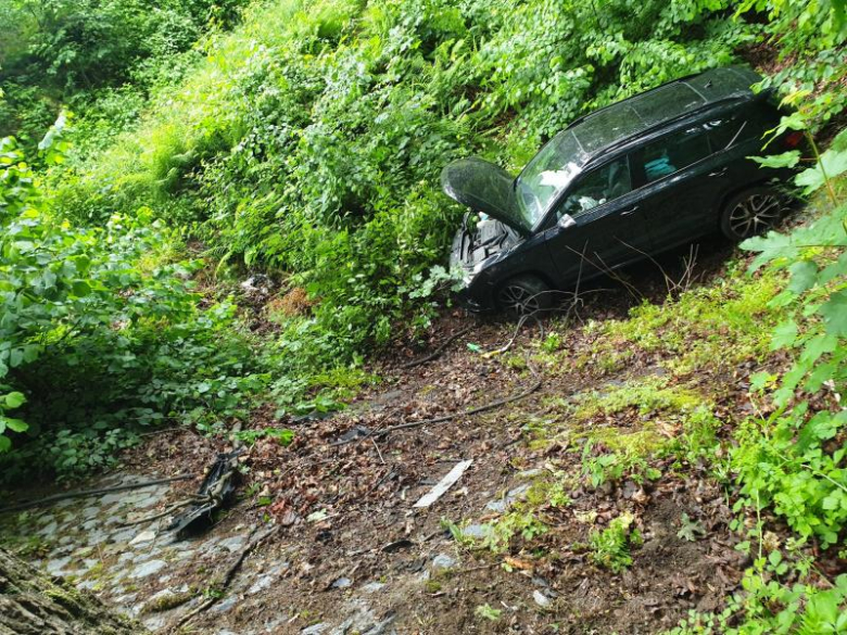 Samochód osobowy wypadł z drogi i uderzył w drzewo 