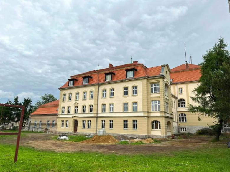 Metamofroza budynku ZSZ w Ząbkowicach Śląskich już niemal na ukończeniu [foto]