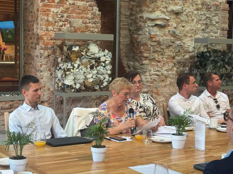 Jednogłośne wotum zaufania i absolutorium dla wójt Stoszowic