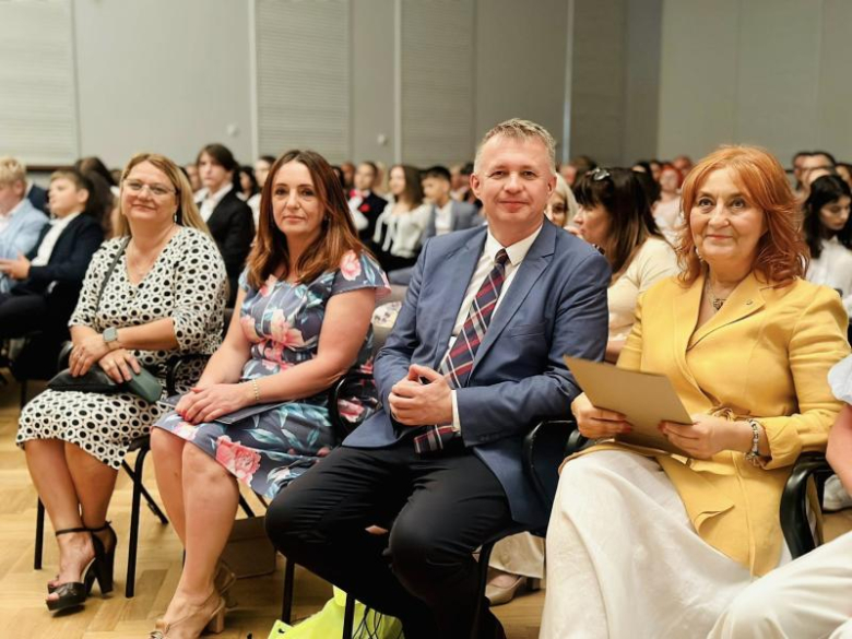Uroczyste pożegnanie absolwentów Szkoły Podstawowej nr 4 w Ziębicach