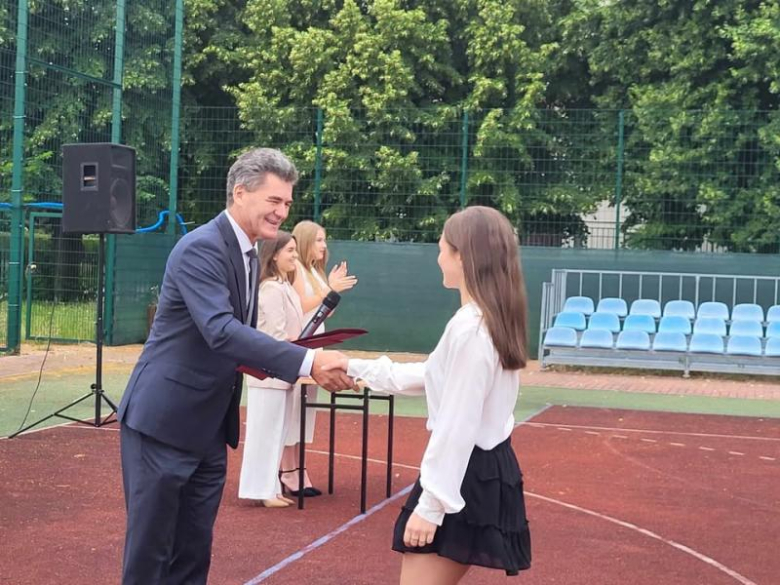 Najlepsi uczniowie ze szkół ponadpodstawowych nagrodzeni przez Zarząd Powiatu Ząbkowickiego