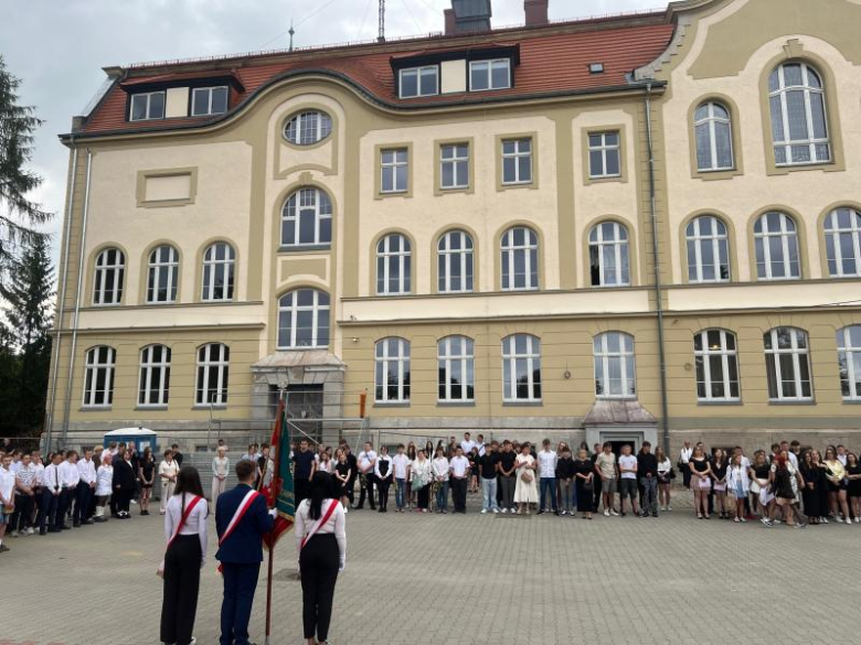 Najlepsi uczniowie ze szkół ponadpodstawowych nagrodzeni przez Zarząd Powiatu Ząbkowickiego