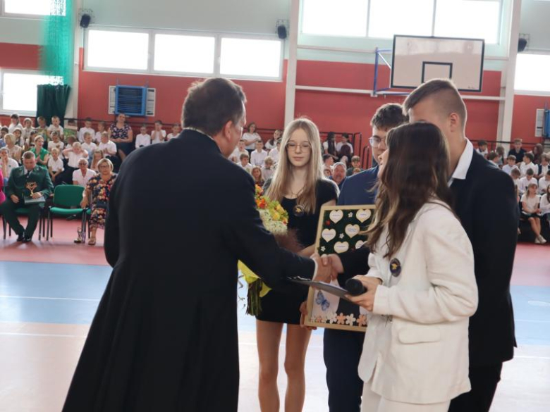 Uroczyste zakończenie roku szkolnego 2024/2025 w Ciepłowodach [foto]