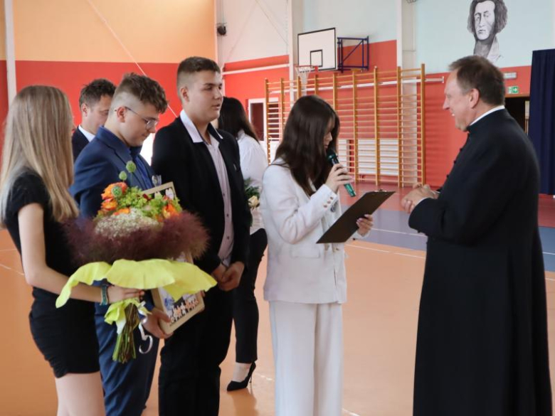 Uroczyste zakończenie roku szkolnego 2024/2025 w Ciepłowodach [foto]