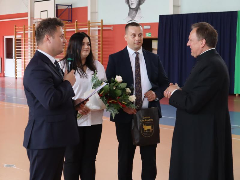 Uroczyste zakończenie roku szkolnego 2024/2025 w Ciepłowodach [foto]