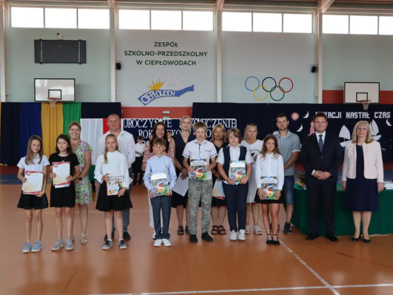 Uroczyste zakończenie roku szkolnego 2024/2025 w Ciepłowodach [foto]
