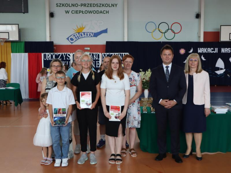 Uroczyste zakończenie roku szkolnego 2024/2025 w Ciepłowodach [foto]