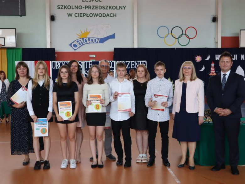 Uroczyste zakończenie roku szkolnego 2024/2025 w Ciepłowodach [foto]