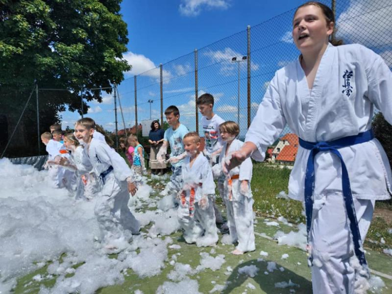 Ostatni trening przed wakacjami i zabawa w pianie z Satori Klub Karate Kyokushin
