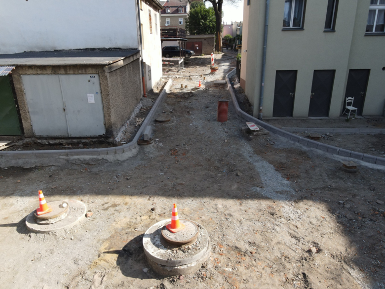 Trwają intensywne prace budowlane przy podwórkach na ul. Ciasnej i Traugutta