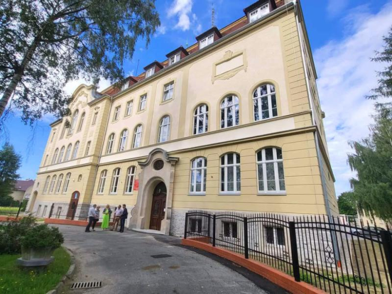 Zakończono kolejną inwestycję Powiatu Ząbkowickiego. Zespół Szkół Zawodowych w nowej odsłonie