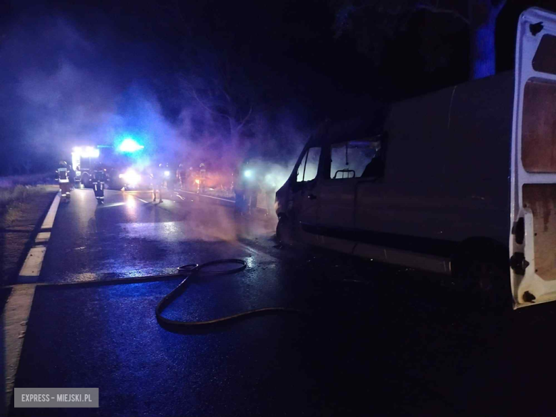 Zderzenie dwóch pojazdów osobowych na krajowej ósemce. Renault stanęło w płomieniach [foto]