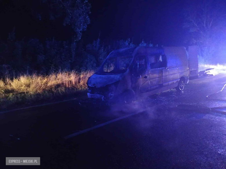 Zderzenie dwóch pojazdów osobowych na krajowej ósemce. Renault stanęło w płomieniach [foto]