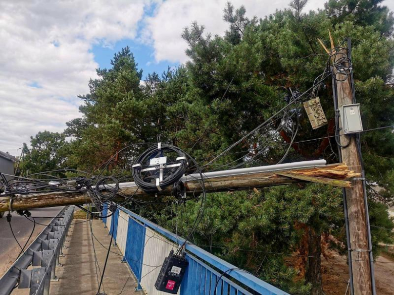 Samochód ciężarowy zahaczył o przewód telekomunikacyjny. Są utrudnienia