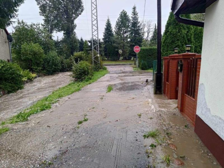 Odbudują kolejne drogi zniszczone w czasie powodzi