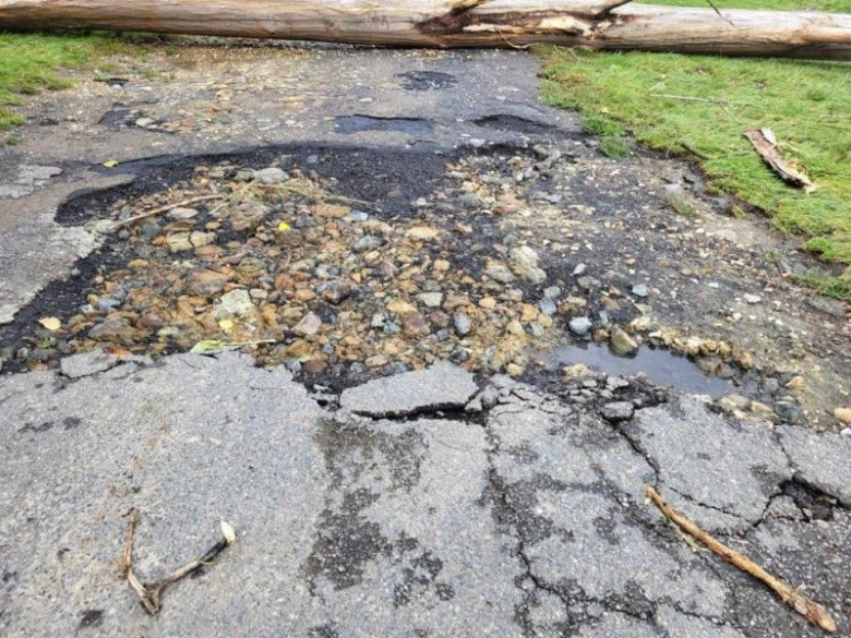 Odbudują kolejne drogi zniszczone w czasie powodzi
