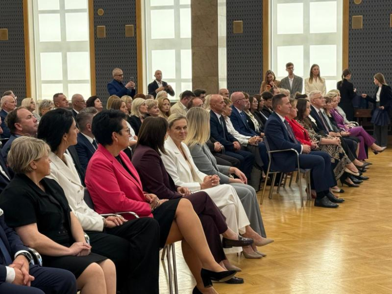 Dyrektorki z Barda i Kamieńca Ząbkowickiego z nagrodami Ministerstwa Edukacji Narodowej