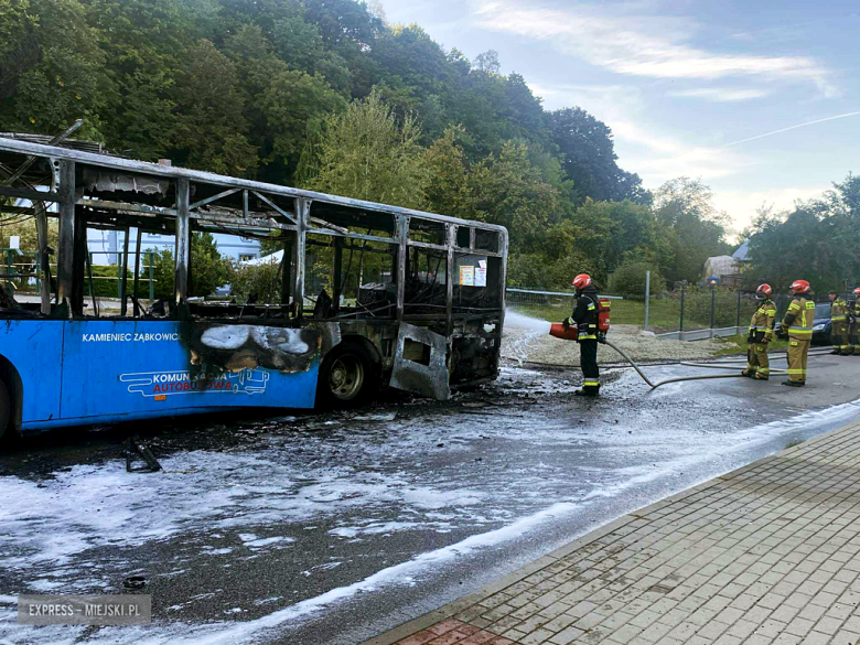 Autobus Złotostockiej Komunikacji Publicznej stanął w ogniu