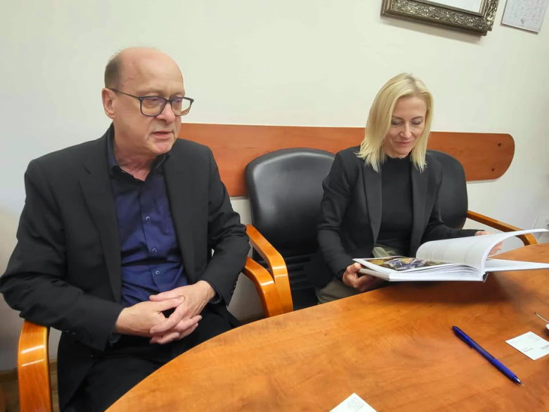 Starosta Ząbkowicki Roman Fester i Wicestarosta Justyna Giryn, w imieniu Zarządu Powiatu Ząbkowickiego, podpisali umowę z wykonawcą
