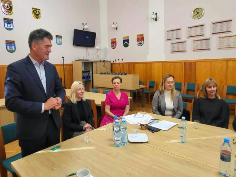 Spotkanie rodzin zastępczych i placówek opiekuńczych z władzami powiatu ząbkowickiego