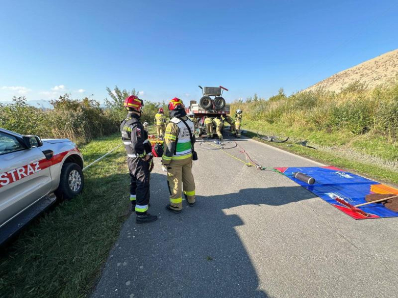 Strażacy w akcji. Ćwiczenia z ratownictwa technicznego podczas symulacji karambolu