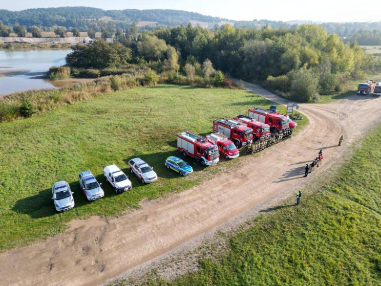 Strażacy w akcji. Ćwiczenia z ratownictwa technicznego podczas symulacji karambolu