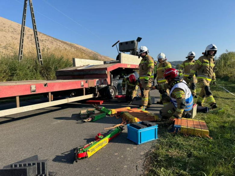 Strażacy w akcji. Ćwiczenia z ratownictwa technicznego podczas symulacji karambolu