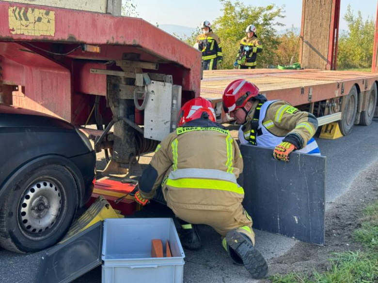 Strażacy w akcji. Ćwiczenia z ratownictwa technicznego podczas symulacji karambolu