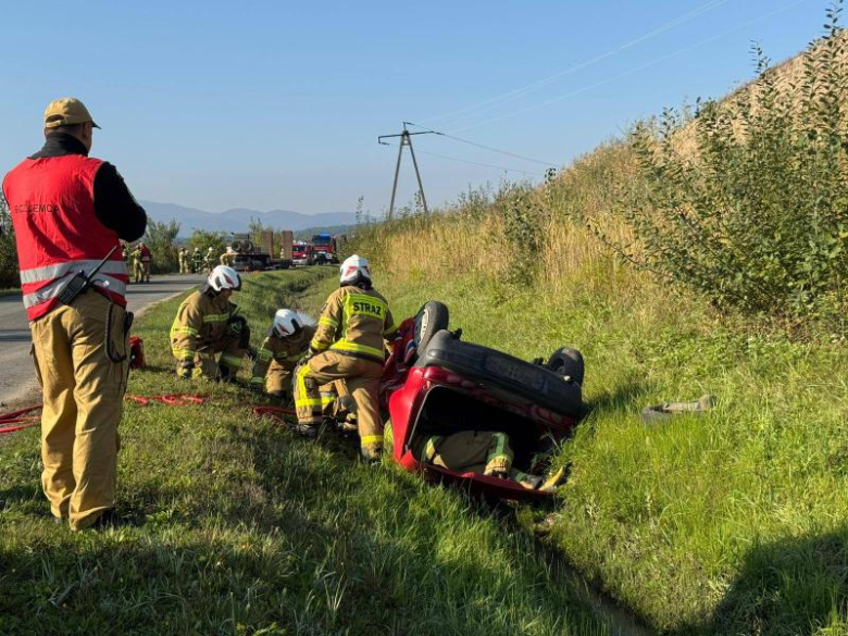 Strażacy w akcji. Ćwiczenia z ratownictwa technicznego podczas symulacji karambolu
